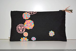 Trousse ou pochette zippée bicolore, tissu à fleurs / rosaces, tissu à petits pois multicolores, doublée