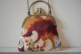 Petit sac à main, minaudière, look rétro, fermoir en forme d’escarpins, couleur laiton