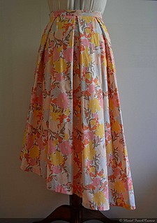 Jupe longue plissée, asymétrique, motifs fleurs pastel corail, jaune, gris, beau volume, taille 38